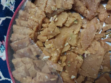 سوهان کره ای زعفرانی سکه ای سوغات قم - 500 گرم