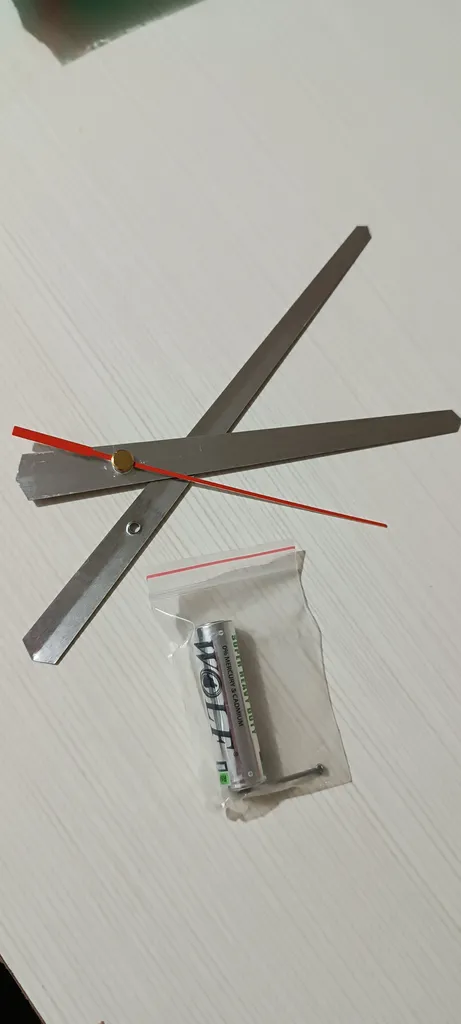 ساعت دیواری اِلِنسی مدل Roga