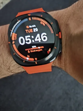 ساعت هوشمند سامسونگ مدل Galaxy Watch Ultra دارای قابلیت های کنترل موسیقی (Music Player)، قابلیت مکالمه از طریق بلوتوث، قابلیت تغییر طرح ساعت یا تم، صفحه همیشه روشن (Always-on Display)، پشتیبانی از دستیار صوتی بند سیلیکون