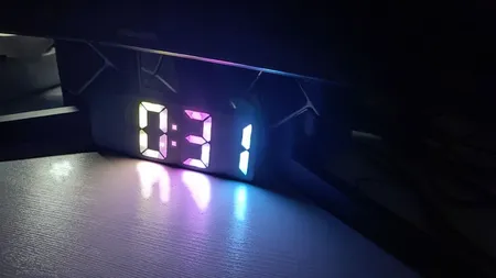 ساعت رومیزی دیجیتال مدل صفحه رنگی کد GH0725D