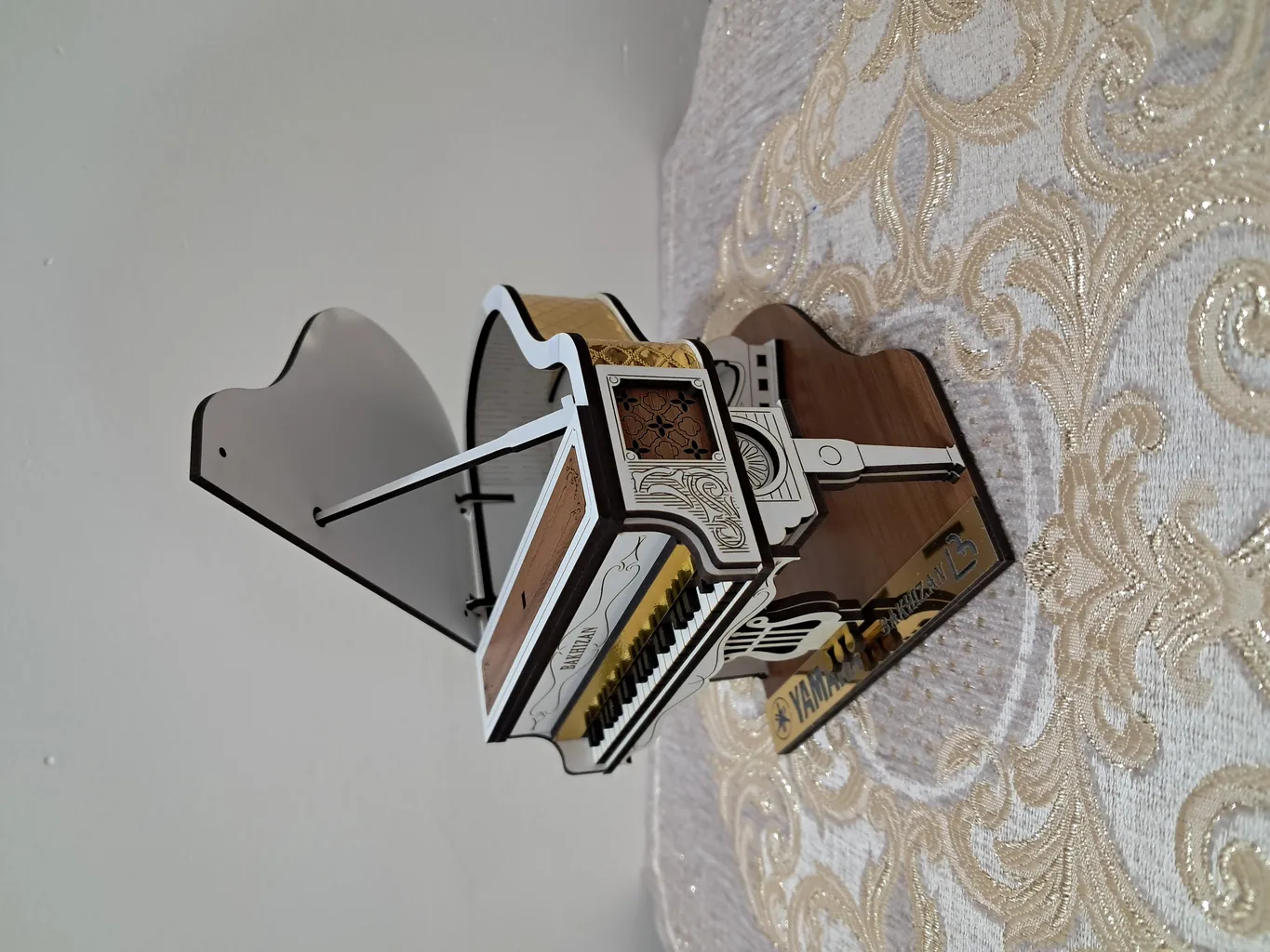 ماکت دکوری دست سازه های باخیزان مدل  پیانو رز سفید