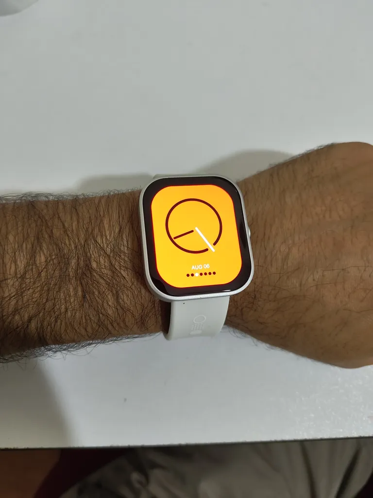 ساعت هوشمند ناتینگ مدل  Nothing CMF Watch Pro دارای قابلیت های صفحه نمایش رنگی، صفحه نمایش لمسی، کنترل سطح اکسیژن خون بند سیلیکون