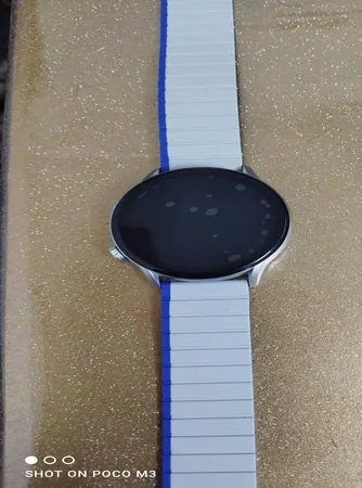 ساعت هوشمند گلوریمی مدل M2 MAX دارای قابلیت های صفحه نمایش رنگی، صفحه نمایش لمسی، قابلیت مکالمه از طریق بلوتوث بند سیلیکون