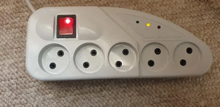 چندراهی برق و محافظ ولتاژ تکسان مدل TS-110