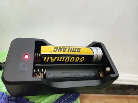 شارژر اتوماتیک باتری لیتیوم - یون 18650 مدل SM202A