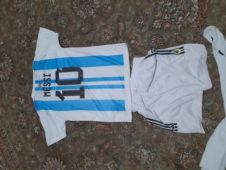 ست پیراهن و شورت ورزشی پسرانه طرح آرژانتین مدل مسی 2023