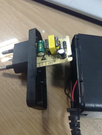 آداپتور 12 ولت 1 آمپر کد 1210