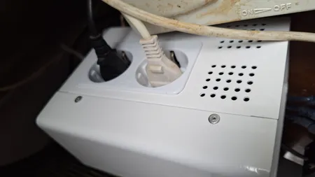 محافظ ولتاژ سارا مدل P152F مناسب برای تلویزیون و کامپیوتر