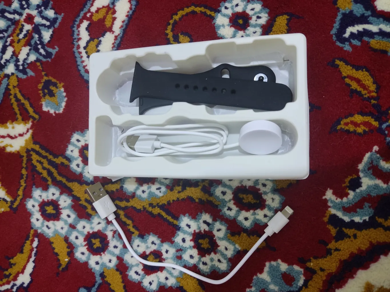 ساعت هوشمند ورنا مدل Ultra pack 01 به همراه هندزفری بیسیم دارای قابلیت های قابلیت مکالمه از طریق بلوتوث، کنترل موسیقی (Music Player)، پشتیبانی از زبان فارسی در منو و سیستم‌عامل بند سیلیکون