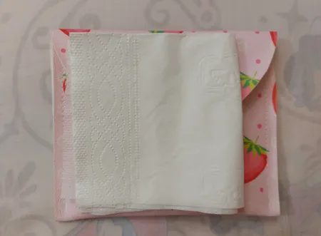 جای دستمال کاغذی طرح توت فرنگی مدل PBA150721