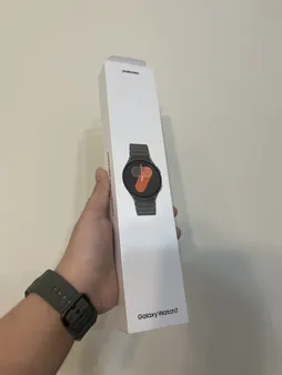 ساعت هوشمند سامسونگ مدل Galaxy Watch 7 40mm دارای قابلیت های کنترل موسیقی (Music Player)، قابلیت مکالمه از طریق بلوتوث، قابلیت تغییر طرح ساعت یا تم، صفحه همیشه روشن (Always-on Display)، پشتیبانی از دستیار صوتی بند پلاستیک