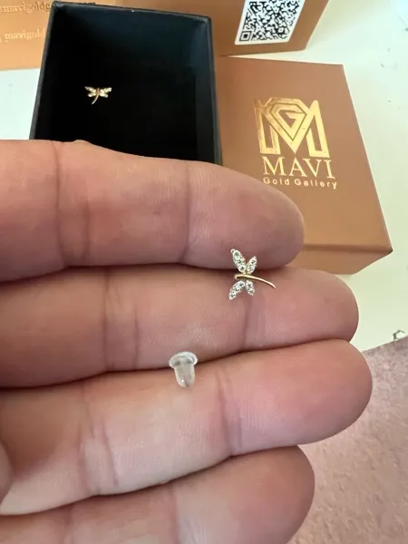 گوشواره میخی طلا 18 عیار زنانه ماوی گالری مدل سنجاقک