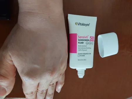 فلوئید ضد آفتاب بی‌رنگ ویتالیر، spf 50، مدل 0128، مناسب پوست های حساس با حجم 50 میلی‌لیتر، ضد حساسیت، محافظت‌کننده در برابر اشعه‌های UVA و UVB، دارای فرمولاسیون دی اکسید تیتانیوم و اکسید روی، با ماندگاری 2 ساعته