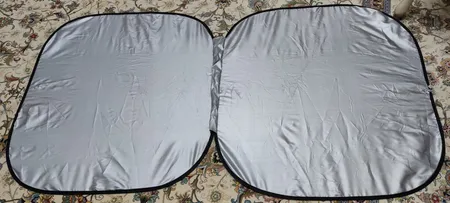 آفتابگیر شیشه جلو خودرو مدل عینکی به همراه کاور نگهدارنده