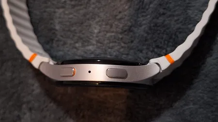 ساعت هوشمند سامسونگ مدل Galaxy Watch 7 44mm دارای قابلیت های کنترل موسیقی (Music Player) بند پلاستیک