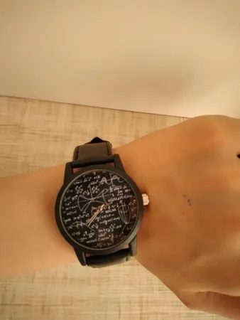 ساعت مچی عقربه ای والار طرح ریاضی کد LF2397