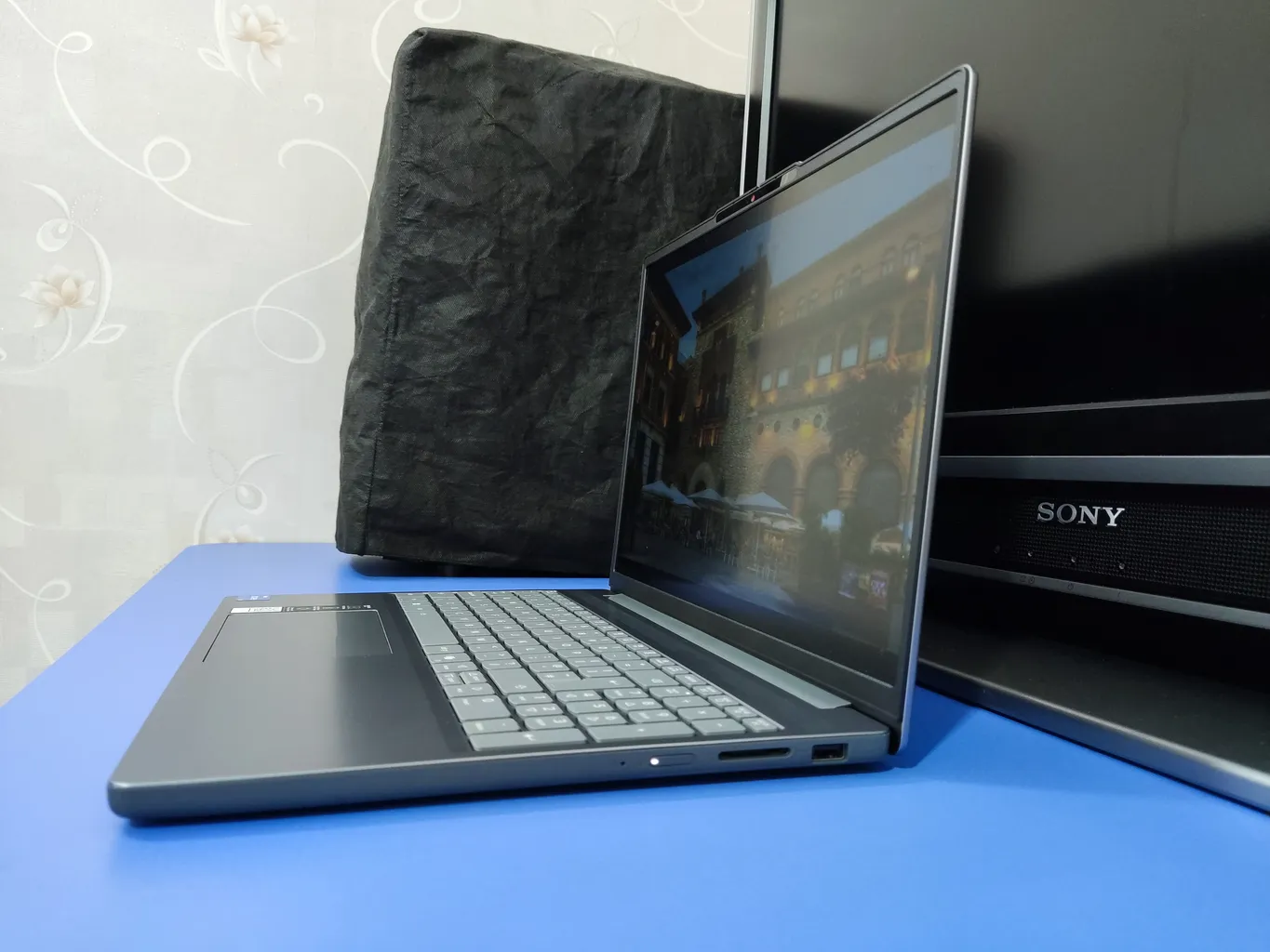 لپ تاپ 15.3 اینچی لنوو مدل IdeaPad Slim 3 15IRH10-i5 13420H-8GB DDR5-512GB SSD-IPS-Backlit