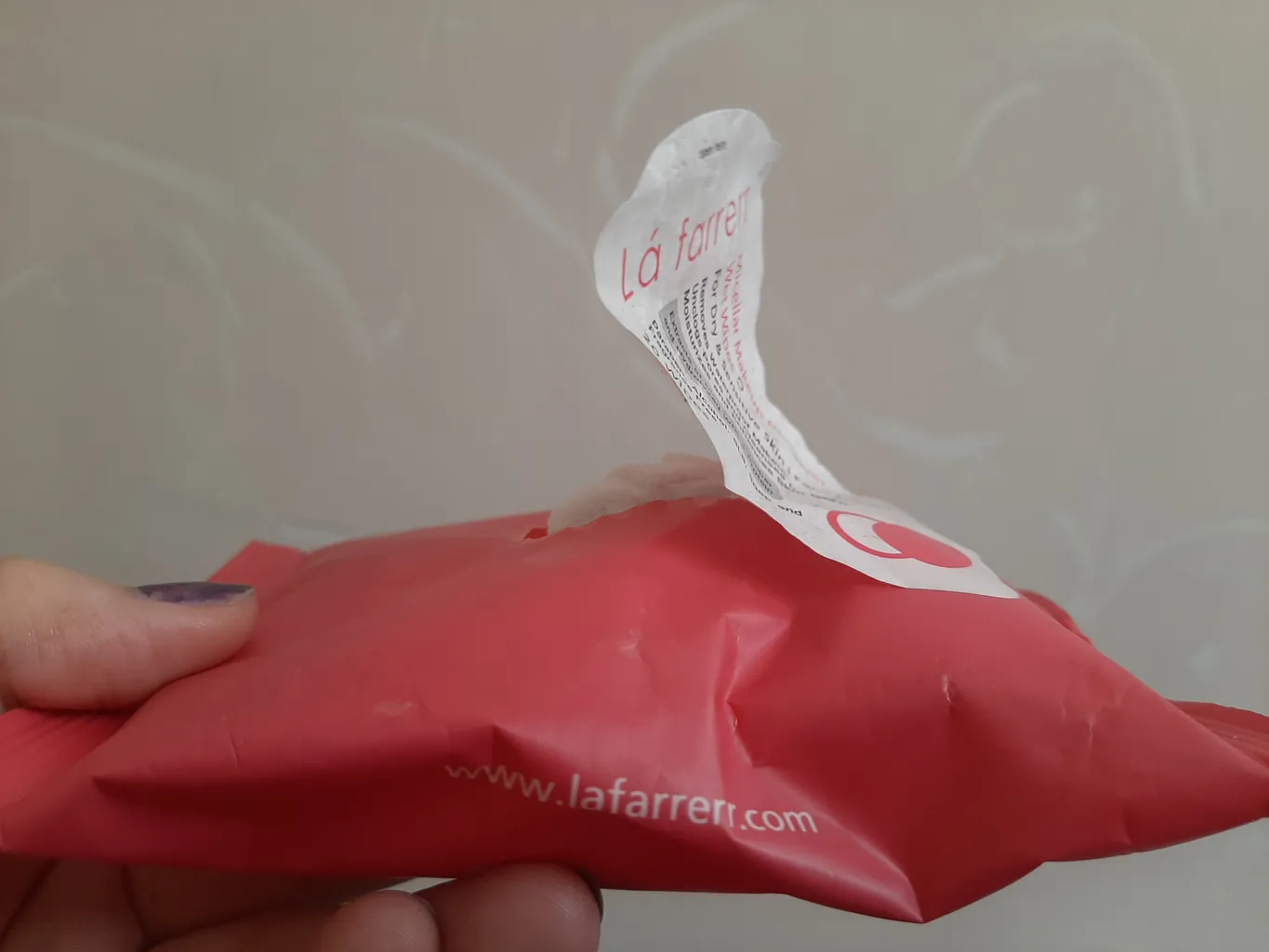 دستمال مرطوب پاک کننده آرایش چشم و صورت لافارر مدل 02 مناسب پوستهای خشک و حساس بسته 20 عددی