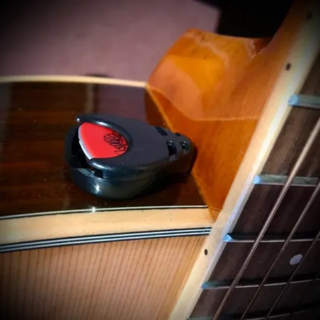 نگهدارنده پیک گیتار مدل VC40