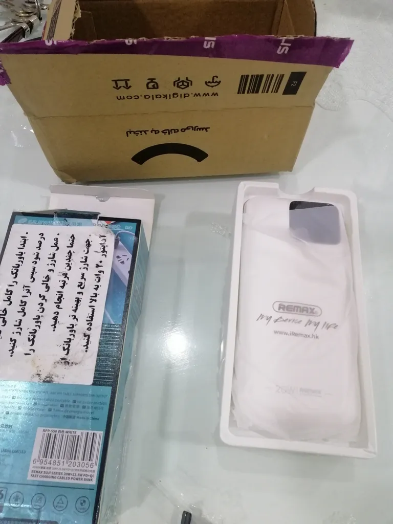 پاوربانک 22.5 وات ریمکس مدل RPP-550 ظرفیت 30000 میلی آمپر ساعت به همراه دو عدد کابل USB-C و لایتنینگ