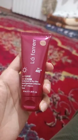 کرم ضدآفتاب و ضدلک رنگی لافارر مدل SPF40-Medium، مناسب پوست‌های خشک و معمولی، حجم 40 میلی‌لیتر