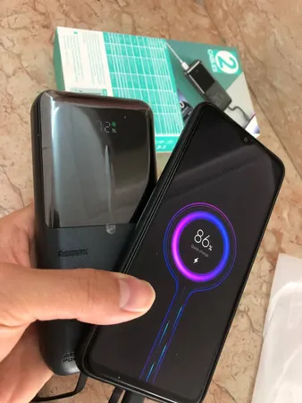 پاوربانک 22.5 وات ریمکس مدل RPP-990 ظرفیت 20000 میلی آمپر ساعت به همراه کابل USB-C و لایتنینگ