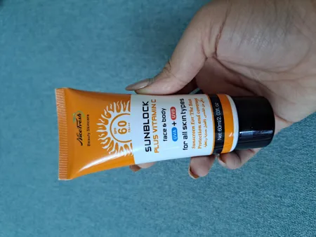 کرم ضد آفتاب بدون رنگ نایس فرش SPF 60 مدل ویتامین C مناسب انواع پوست حجم 60 میلی‌لیتر