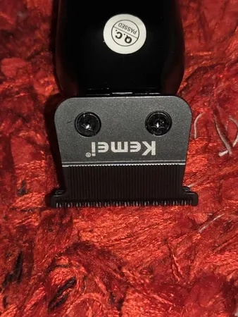 ماشین اصلاح موی سر و صورت کیمی مدل KM-2269، اصلاح به صورت تریمر، قابلیت اصلاح با شماره صفر، نمایشگر میزان شارژ، منبع انرژی باتری قابل شارژ، تکنولوژی اصلاح به صورت برش مستقیم، مدت زمان شارژ 180 دقیقه و مدت زمان استفاده پس از شارژ 300 دقیقه
