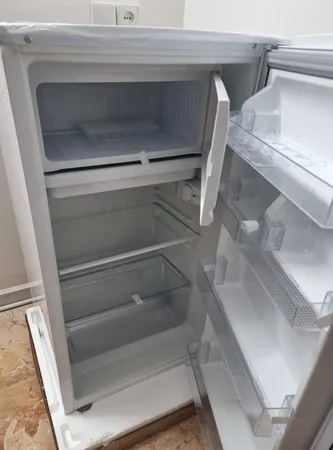 یخچال فریزر 9 فوت ایستکول مدل هتلی 2919، با ارتفاع 108، عمق 56 و پهنای 54 سانتی‌ متر، مصرف انرژی A، دارای 3 طبقه در یخچال و 1 طبقه در فریزر، دارای کندانسور مخفی