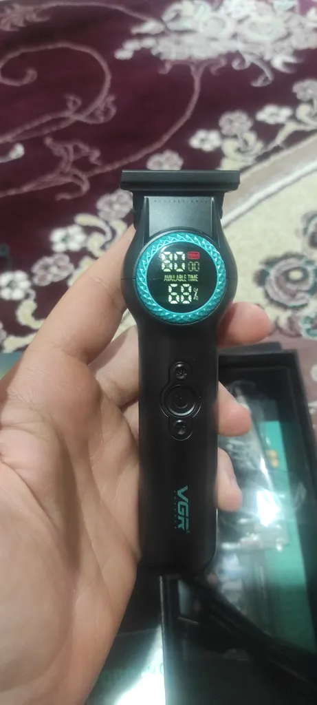 ماشین اصلاح موی سر و صورت وی جی ار مدل V-990، منبع انرژی باتری، تکنولوژی اصلاح به صورت تریمر، مدت زمان شارژ 150 دقیقه و مدت زمان استفاده پس از شارژ 200 دقیقه، به همراه کابل شارژ USB، برس تمیزکننده، روغن، 3 عدد شانه، با عملکرد توربو، نمایش وضعیت باتری