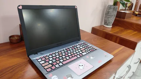 استیکر لپ تاپ مدل cute cat 02 مناسب برای لپ تاپ 15 تا 17 اینچ به همراه برچسب حروف فارسی کیبورد