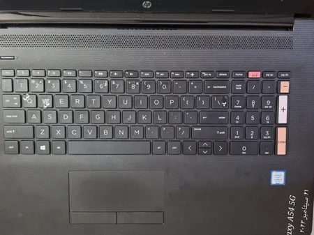 استیکر لپ تاپ مدل cute cat 03 مناسب برای لپ تاپ 15 تا 17 اینچ به همراه برچسب حروف فارسی کیبورد