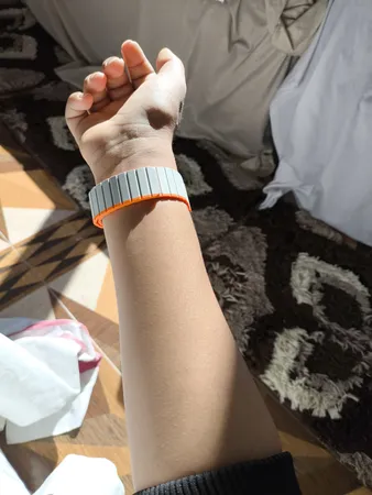 ساعت هوشمند گلوریمی مدل GS1 Pro 2024 دارای قابلیت های صفحه نمایش رنگی، صفحه نمایش لمسی، کنترل موسیقی (Music Player)، کنترل سطح اکسیژن خون، قابلیت مکالمه مستقیم، قابلیت مکالمه از طریق بلوتوث، پشتیبانی از زبان فارسی در منو و سیستم‌عامل بند سیلیکون