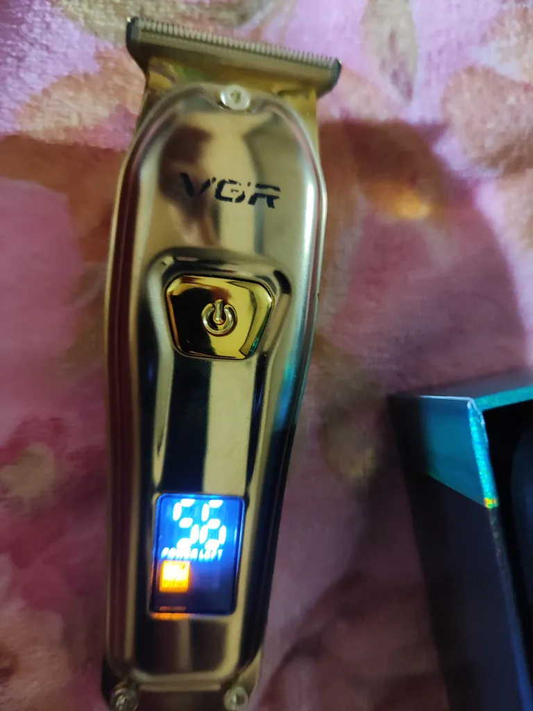 ماشین اصلاح موی سر و صورت وی جی ار مدل V-965، اصلاح به صورت حجم زن، منبع انرژی باتری، تکنولوژی اصلاح به صورت برش مستقیم، مدت زمان شارژ 150 دقیقه و مدت زمان استفاده پس از شارژ 120 دقیقه، به همراه شارژر، روغن، برس تمیزکننده، قابلیت اصلاح با شماره صفر