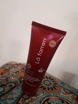 کرم ضدآفتاب و ضدلک رنگی لافارر مدل SPF40-Medium، مناسب پوست‌های خشک و معمولی، حجم 40 میلی‌لیتر