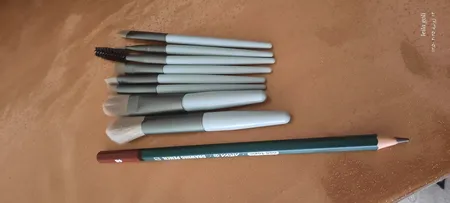 برس آرایشی مدل نئونی کد a-700 مجموعه 8 عددی