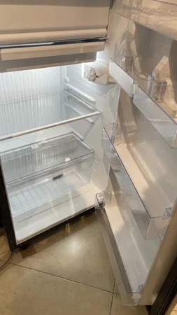 یخچال فریزر 9 فوت ایستکول مدل هتلی 2919، با ارتفاع 108، عمق 56 و پهنای 54 سانتی‌ متر، مصرف انرژی A، دارای 3 طبقه در یخچال و 1 طبقه در فریزر، دارای کندانسور مخفی