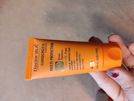 کرم ضد آفتاب بدون رنگ دکتر ژیلا SPF50 مدل multi-protection محافظ UVB، مرطوب‌کننده، مناسب انواع پوست حجم 50 گرم