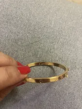 تجریه خرید دستبند طلا کم اجرت 18 عیار زنانه نیکان گلد مدل کارتیر 2025