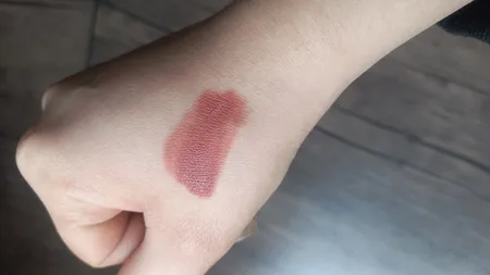 رژ لب مدادی لچیک کد 05