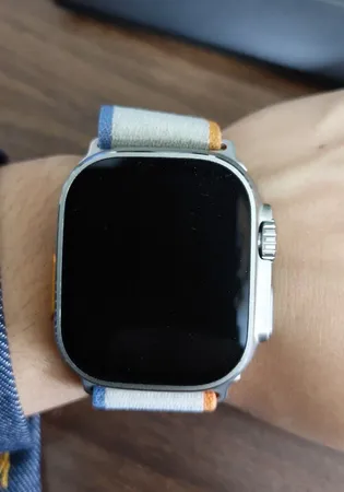 ساعت هوشمند مدل HK9 ULTRA 2 MAX دارای قابلیت های صفحه نمایش رنگی، صفحه نمایش لمسی، کنترل موسیقی (Music Player)، کنترل سطح اکسیژن خون، قابلیت مکالمه از طریق بلوتوث، پشتیبانی از زبان فارسی در منو و سیستم‌عامل بند سیلیکون