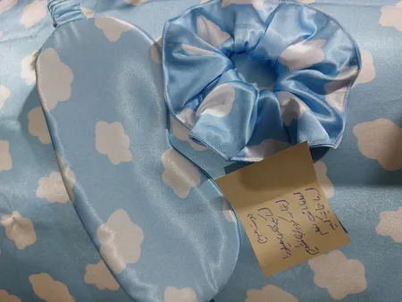 رو بالشی مدل ساتن ابریشم طرح ابر به همراه کش مو و چشم بند