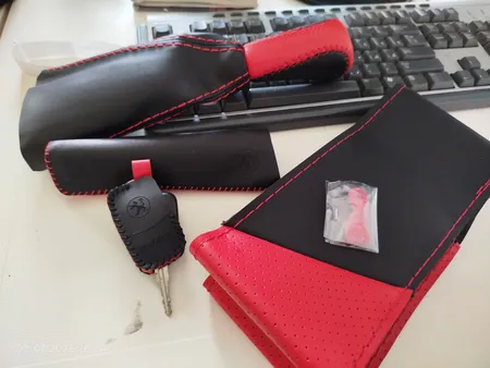 روکش فرمان کاور پلاس مدل PR-LUXE-RD به همراه سردنده وگردگیر و روکش ترمزدستی و کاور سویچ مناسب برای پراید