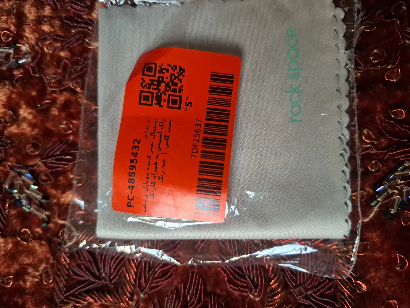 دستمال تمیز کننده موبایل و تبلت راک اسپیس به همراه کاردک نصب گلس