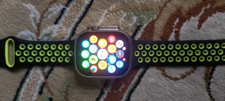 ساعت هوشمند مدل HK9 ULTRA 2 MAX دارای قابلیت های صفحه نمایش رنگی، صفحه نمایش لمسی، کنترل موسیقی (Music Player)، کنترل سطح اکسیژن خون، قابلیت مکالمه از طریق بلوتوث، پشتیبانی از زبان فارسی در منو و سیستم‌عامل بند سیلیکون