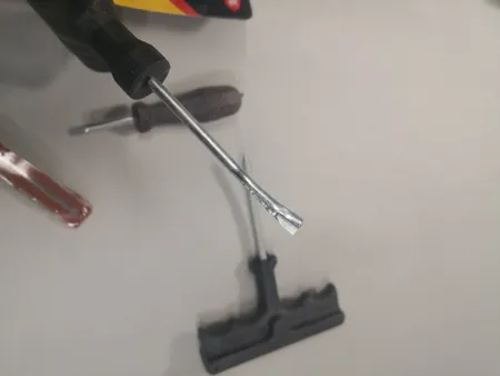 کیت پنچری تیوبلس مدل دسته پلاستیکی همراه با آچار والف