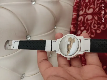 ساعت مچی عقربه ای زنانه والار طرح من به دنبال تو با عقربه ها می چرخم کد LF1642