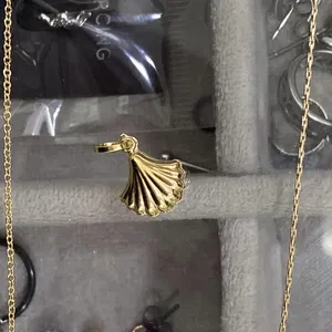 تجریه خرید آویز گردنبند طلا 18 عیار زنانه طلای صداقت طرح صدف کد PE-SA1