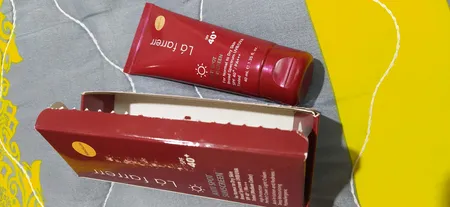 کرم ضدآفتاب و ضدلک رنگی لافارر مدل SPF40-Medium، مناسب پوست‌های خشک و معمولی، حجم 40 میلی‌لیتر