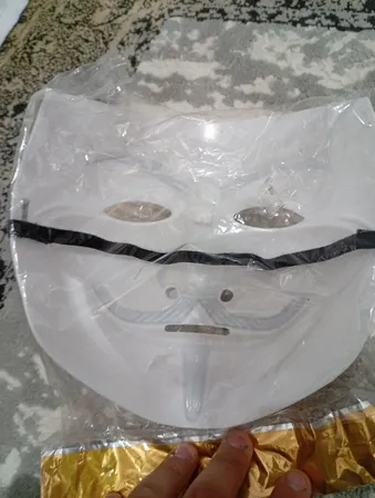 ماسک ایفای نقش مدل وی